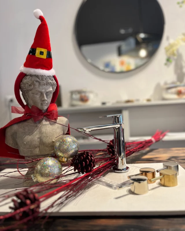 LA MAGIA DEL NATALE E NELL'ARIA.... E GIULIO CESARE LO SA !!!! 
 #natale #natale2024 #natalemagico #inverno #freddo #homedecor #progettazione #bath #ravenna #bologna #bagnomoderno #bonus #chiaveinmano #bathroomdecor #tattiniidraulica #imola #homestyling #bathroomdesign #bathtime #interiors #colori #homedecoration #rivestimenti #homedesign #ambiente #casa #interni #ristrutturazioni